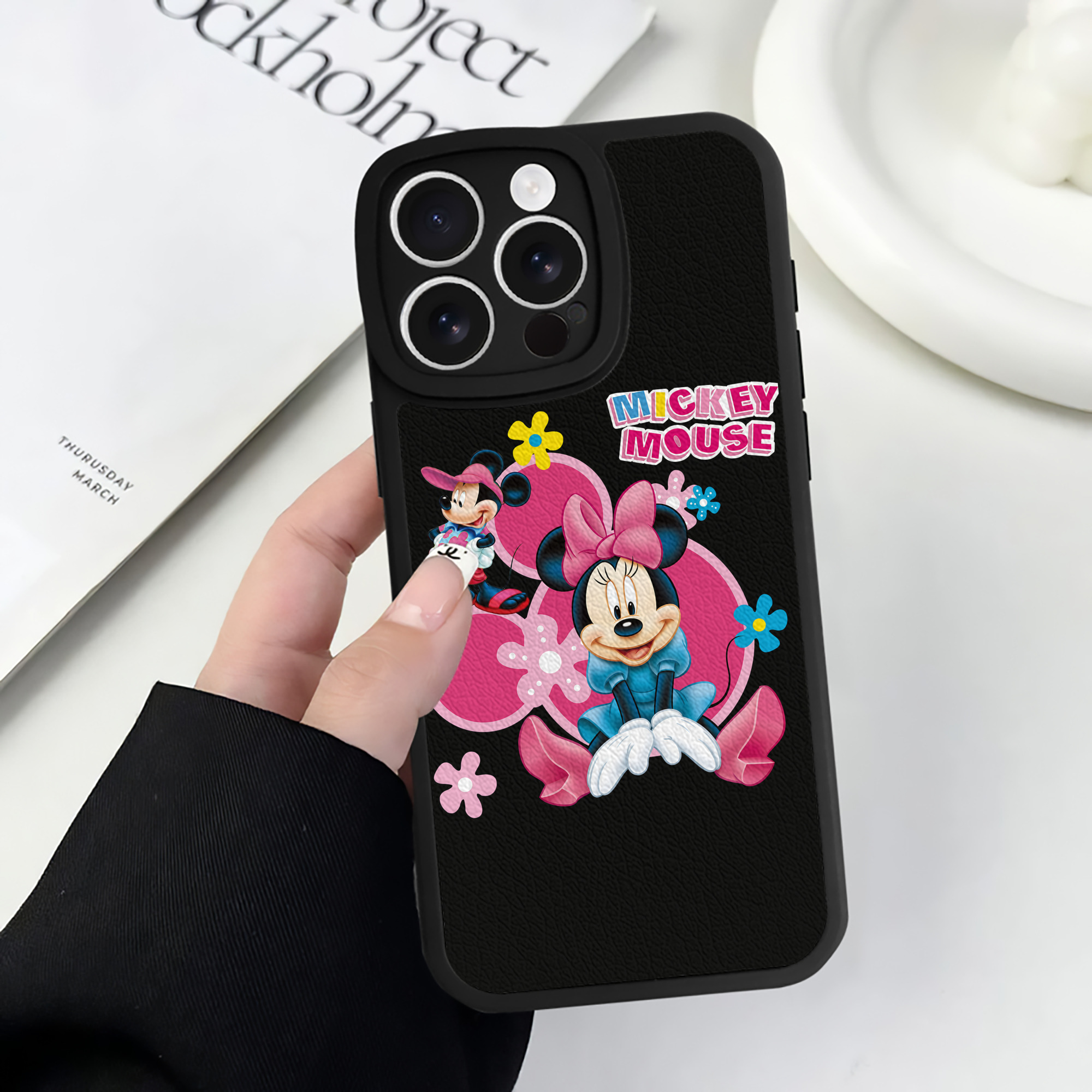 （画像用） ミッキーマウス Mickey Mouse 【iPhone 16シリーズ対応】シリコンスマホケース（レザー調） 材質：シリコン